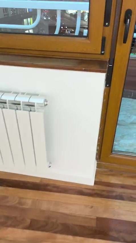 Piso reformado con tarima, puertas lacadas en blanco, cocina y baño