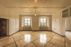 Salón de un piso reformado en Santander tras una reforma integral